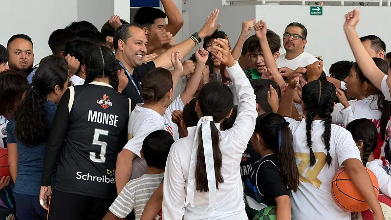 Omar Quintero con los jóvenes deportistas en Celaya